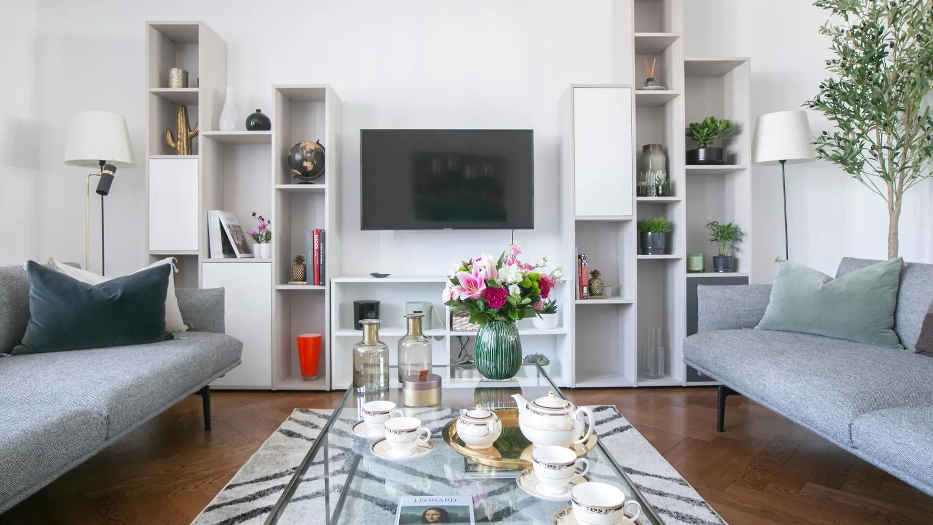 Magnificient 2 Bedrooms With Terrace Next To Champs-Elysees - Pc62B Parijs Appartement