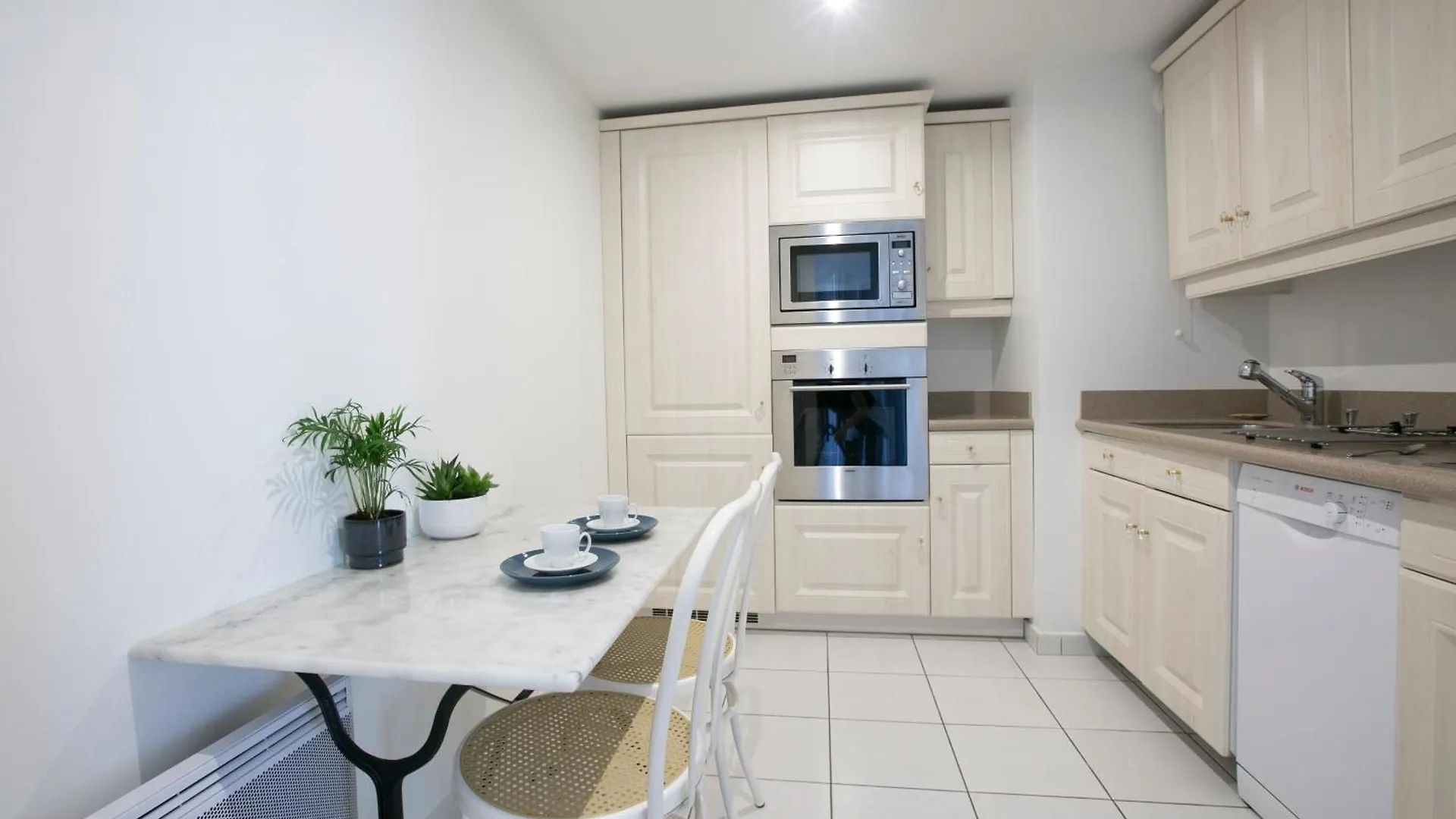 Appartement Magnificient 2 Bedrooms With Terrace Next To Champs-Elysees - Pc62B Parijs Frankrijk