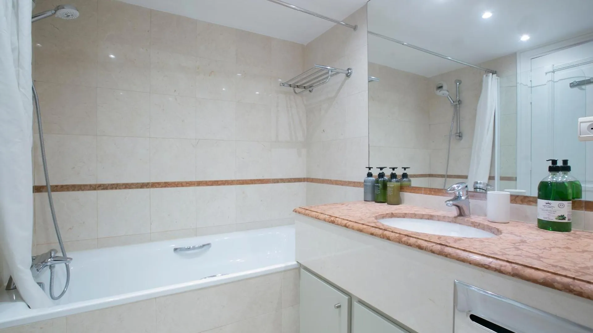 Magnificient 2 Bedrooms With Terrace Next To Champs-Elysees - Pc62B Paris