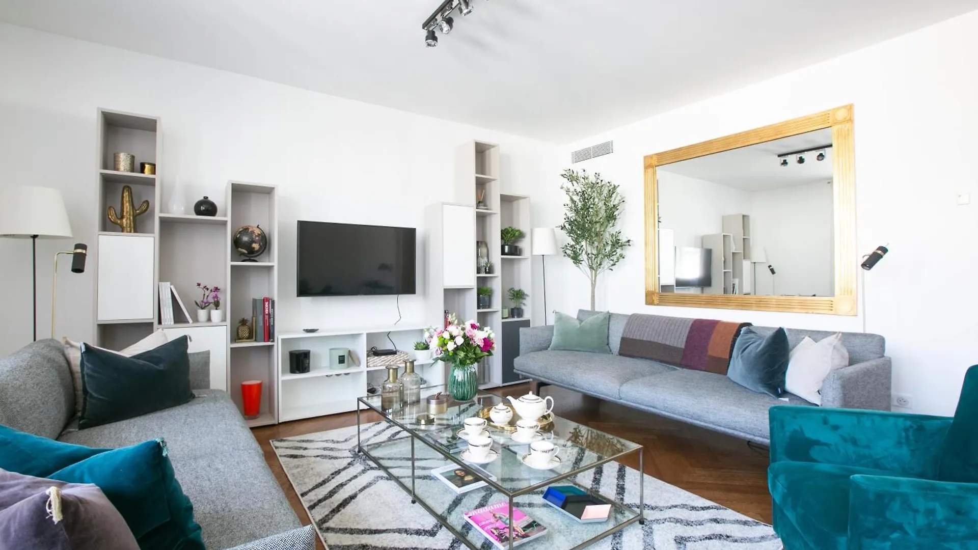 Magnificient 2 Bedrooms With Terrace Next To Champs-Elysees - Pc62B Paris Apartment