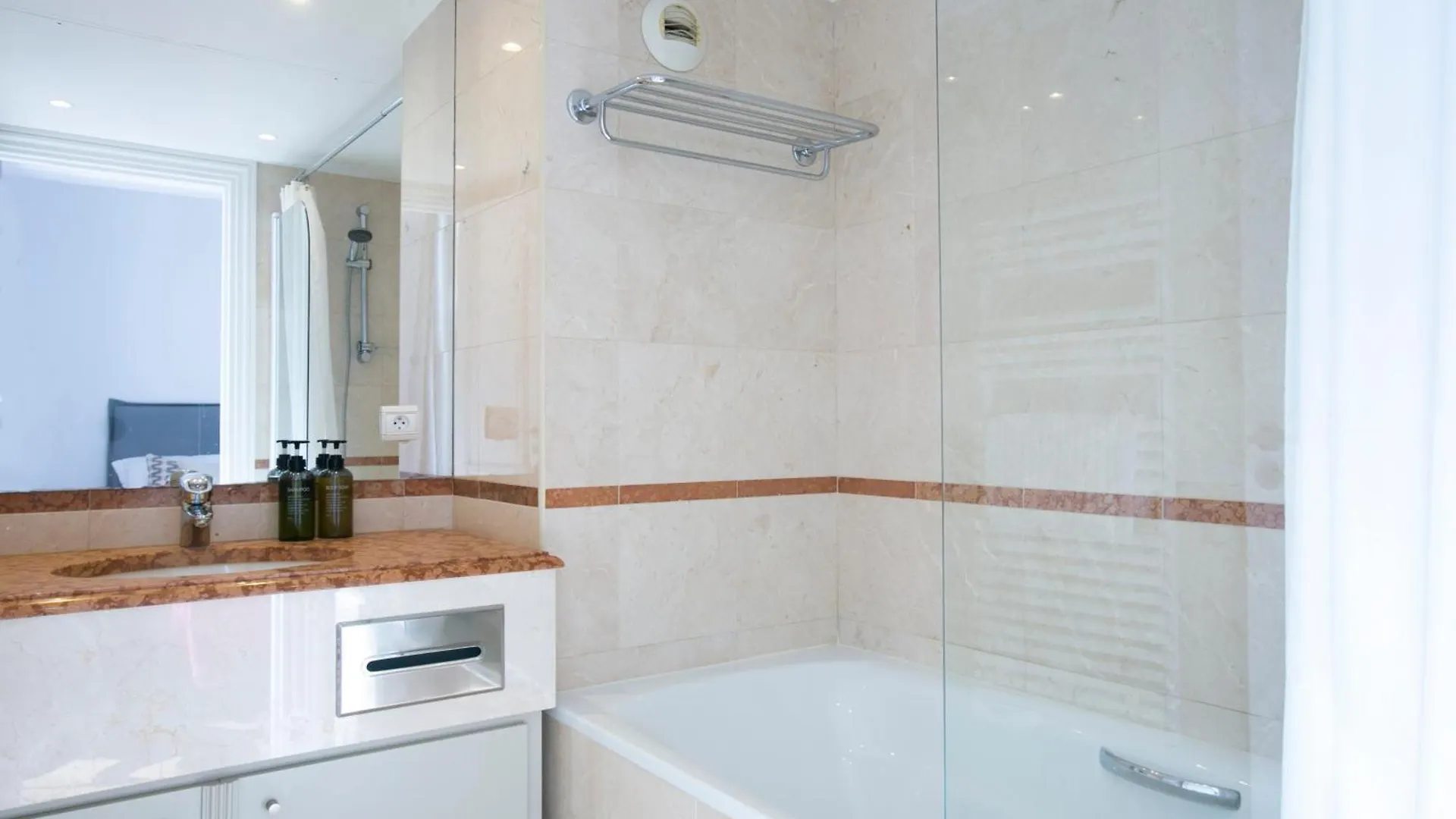 Magnificient 2 Bedrooms With Terrace Next To Champs-Elysees - Pc62B Paris Apartment