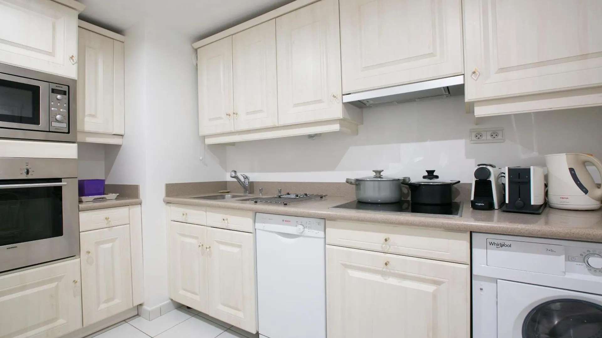 Magnificient 2 Bedrooms With Terrace Next To Champs-Elysees - Pc62B Paris